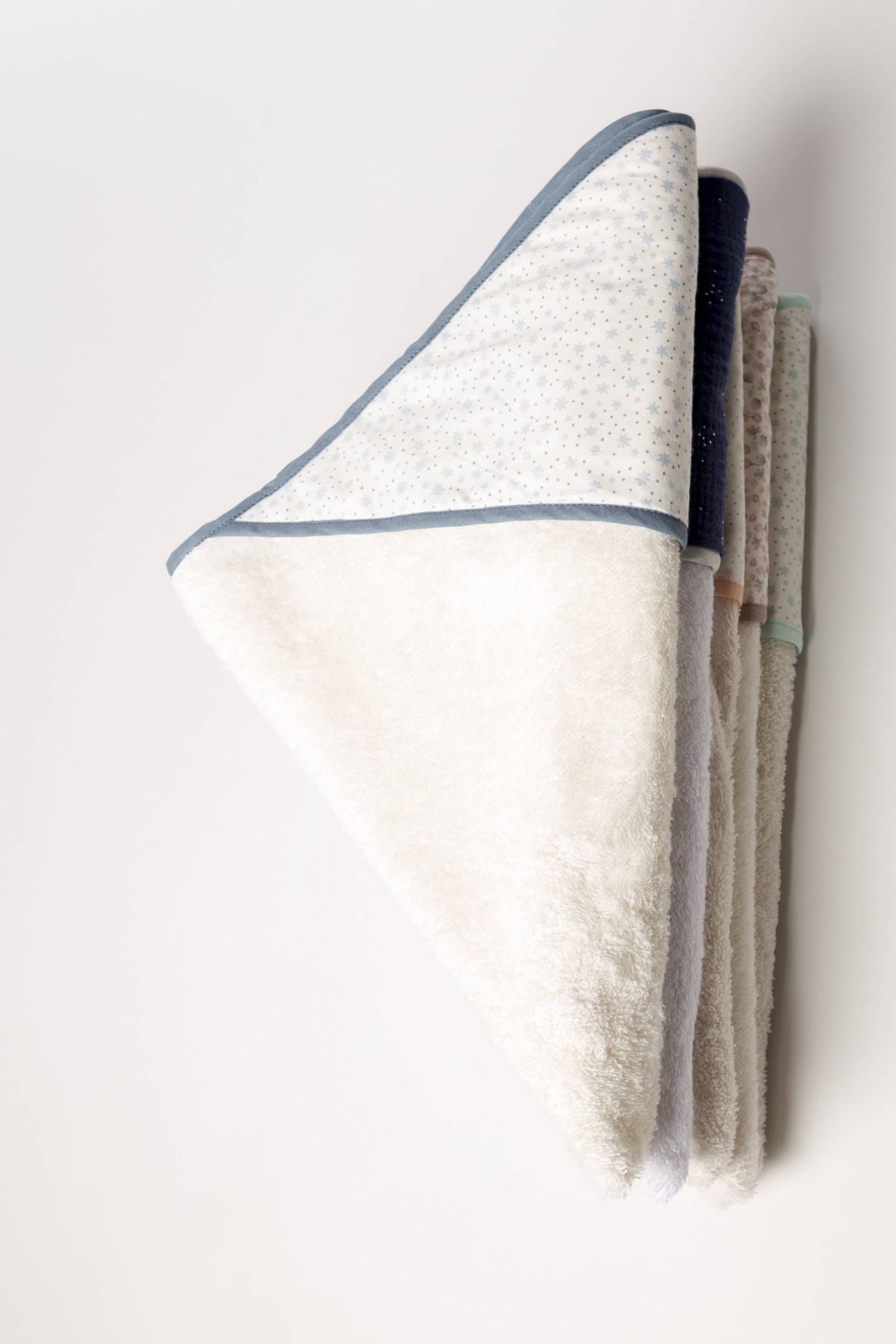 Hooded baby bath linen with star print